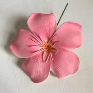 SOLD Hibiscus 🌺 flower accessory 2 colors left!